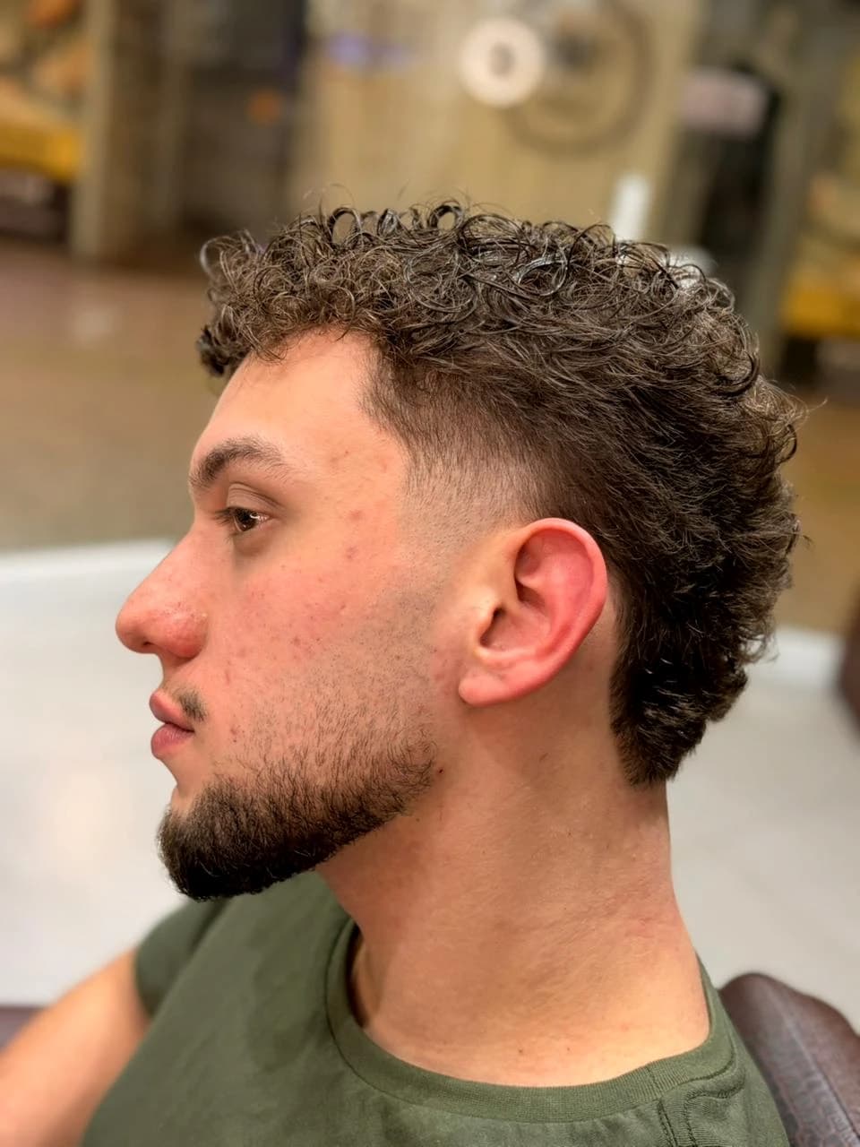 Cachos definidos com degradê nas laterais, feitos na Eleve Barbearia